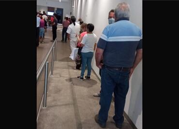 Contribuyentes hacen largas filas en fecha límite para el pago de impuestos