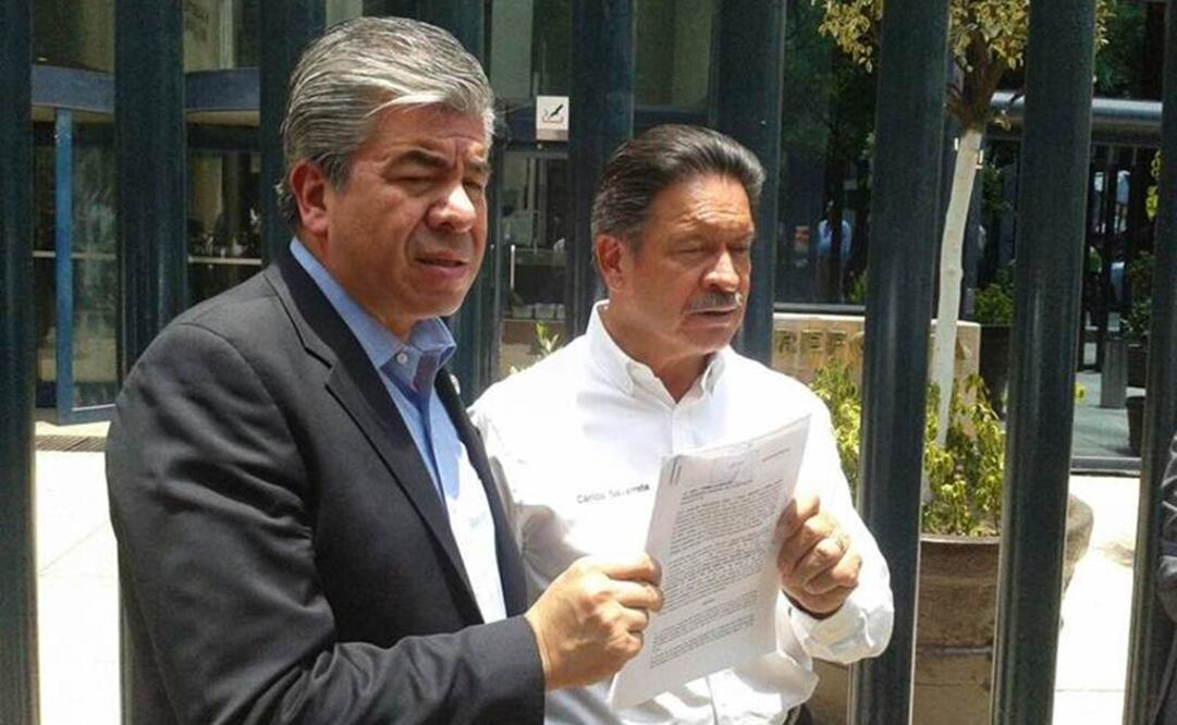 Los presidentes del PRD nacional y del DF, Carlos Navarrete y Raúl Flores, respectivamente al salir de las instalaciones de PGR. (Foto: Twitter @PRDmexico)