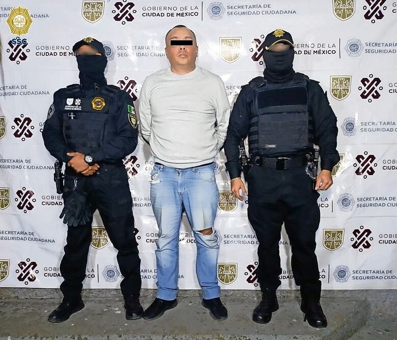 Elementos de la SSC detienen a El Yankee durante un recorrido. Foto Especial