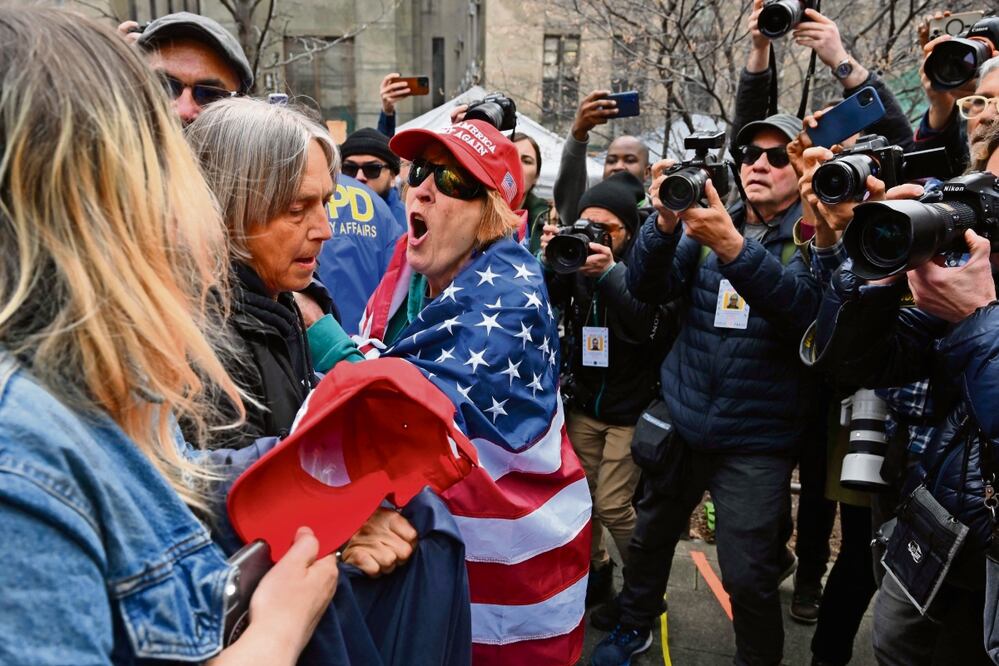 Partidarios a favor y en contra de Trump, en el parque Collect Pond, en Manhattan. Foto: Angela Weiss/AFP