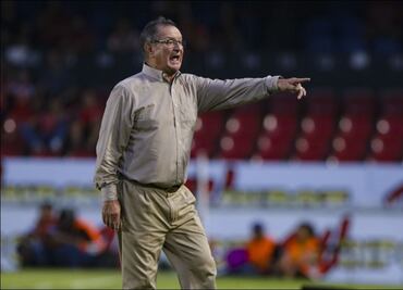 Enrique Meza también está hundido en una terrible racha