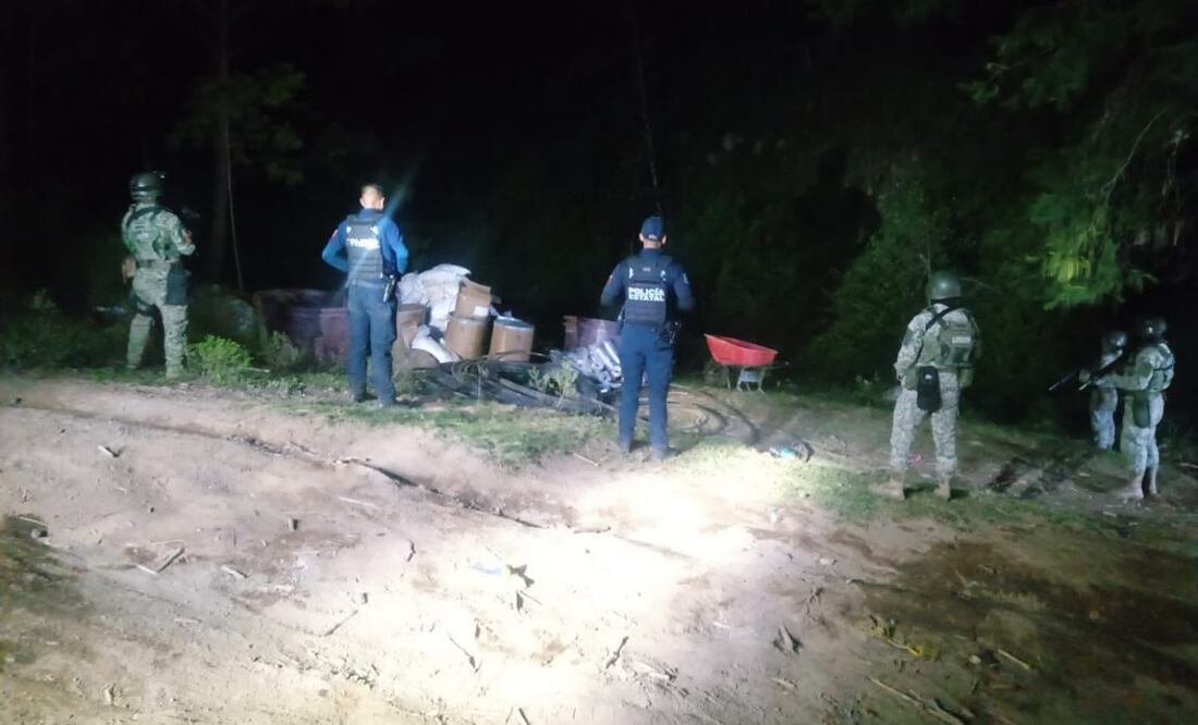 Evitan instalación de narcolaboratorio en Hidalgo; elementos estatales y del Ejército incautan precursores en zona boscosa de Acaxochitlán. Foto: Especial