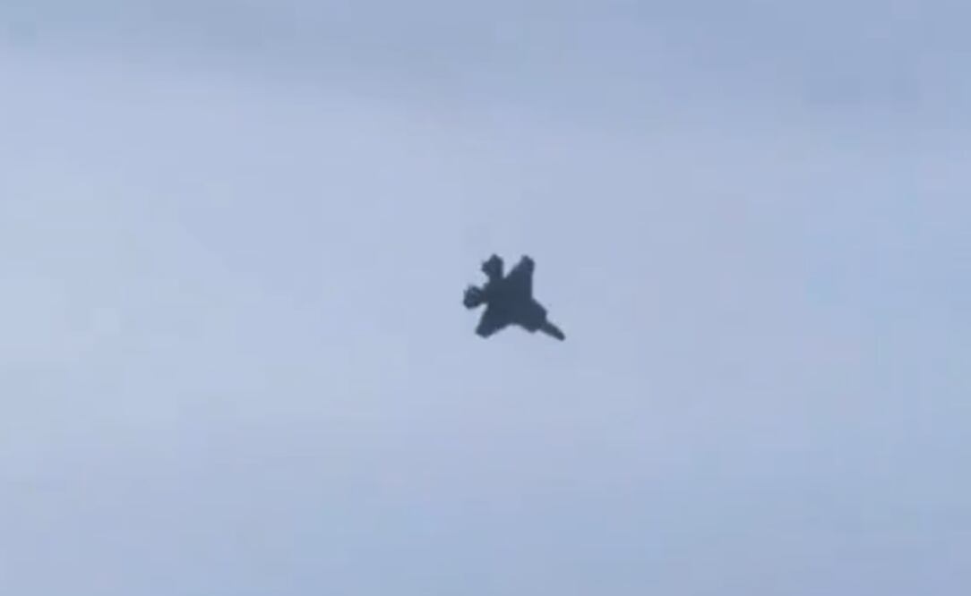 Un avión de combate F-35 se estrelló en la Base Aérea Eielson, Alaska, durante un ejercicio de entrenamiento. (28/01/25) Foto: Captura de pantalla