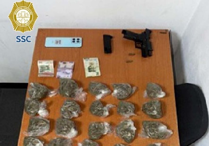 A los hombres les aseguraron un arma de fuego corta, dos cartuchos útiles y 40 bolsitas con aparente marihuana. Foto: Especial