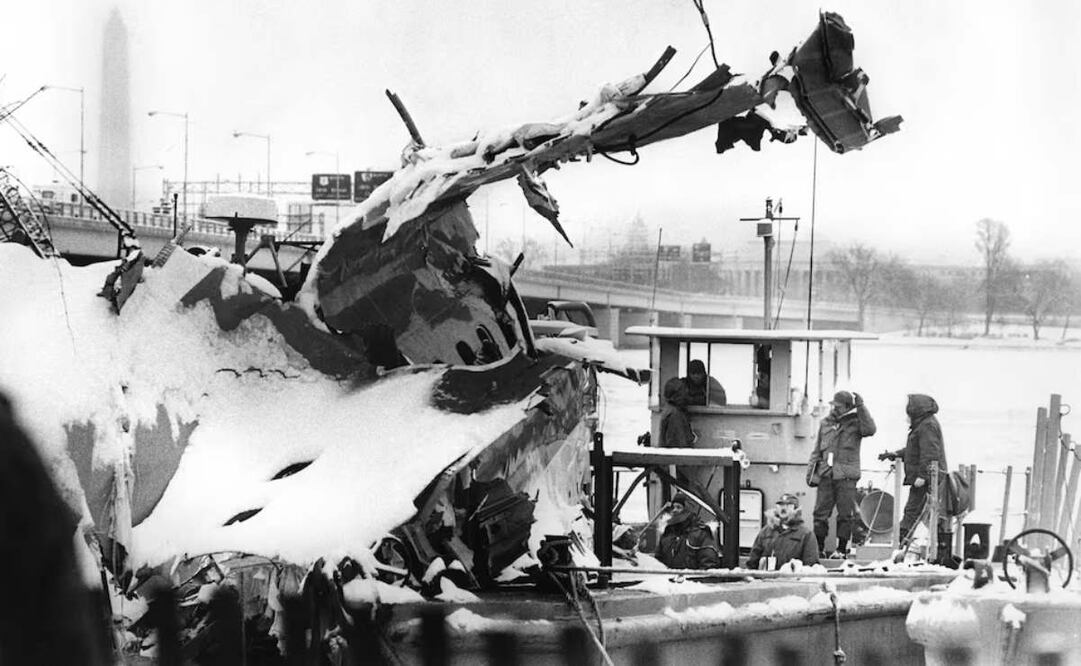 Operarios recuperan los restos del fuselaje del Boing 737 de Air Florida en el Río Potomac, en 21 de enero de 1982. Foto: EL PAÍS