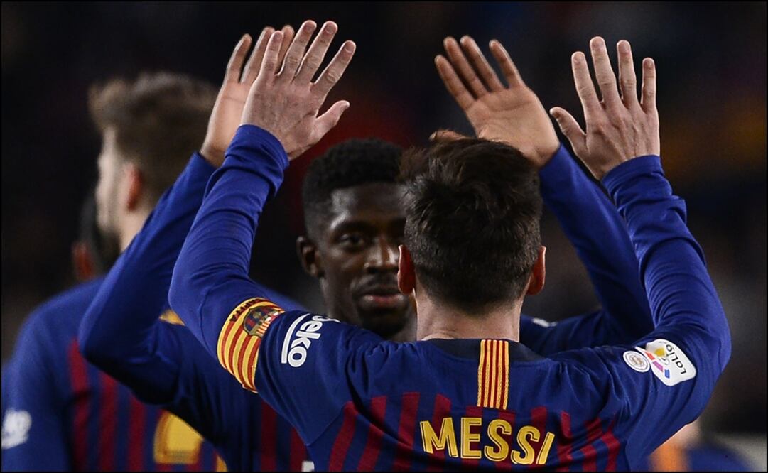 Lionel Messi y Ousmane Dembelé celebran una anotación con el Barcelona. Foto: AFP