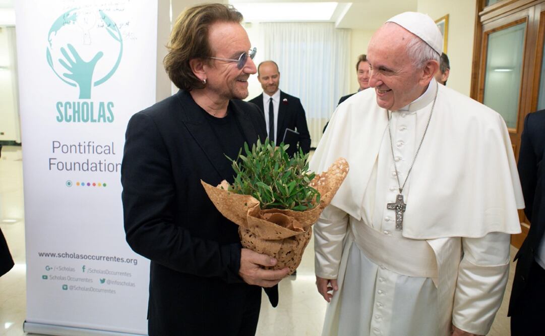 El Papa Francisco y el cantante Bono. Foto: AFP