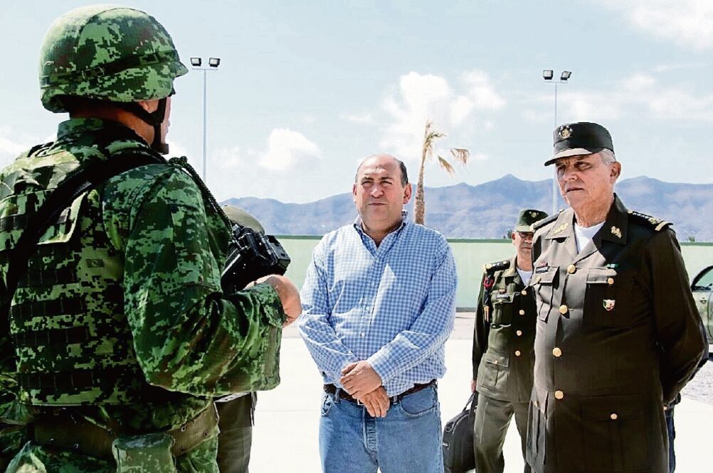 El general Salvador Cienfuegos Zepeda, titular de la Sedena, en gira por Coahuila acompañado del gobernador, Rubén Moreira, supervisó la infraestructura castrense en la entidad  (FOTO TOMADA DE TWITTER)
