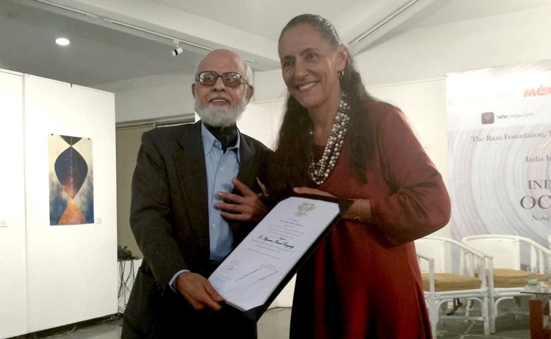 El académico indio Shyama Prasad Ganguly (i), es galardonado por la embajadora de México en India, Melba Pría (d), con la "Orden Mexicana del Águila Azteca". Foto: EFE/ Elena Granados