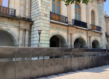 8M: Centro de Oaxaca amanece blindado previo a movilizaciones; colocación de vallas, una forma de provocación, acusa colectiva