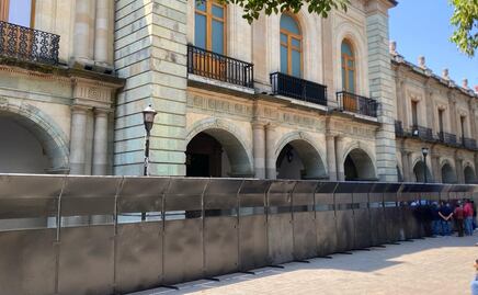 8M: Centro de Oaxaca amanece blindado previo a movilizaciones; colocación de vallas, una forma de provocación, acusa colectiva