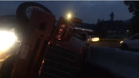 Volcadura de tráiler complica circulación en Tlalnepantla