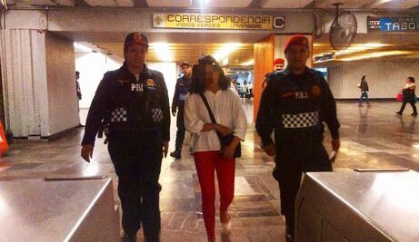 Policía evita que mujeres se arrojen en Hidalgo y Chabacano a las vías del Metro