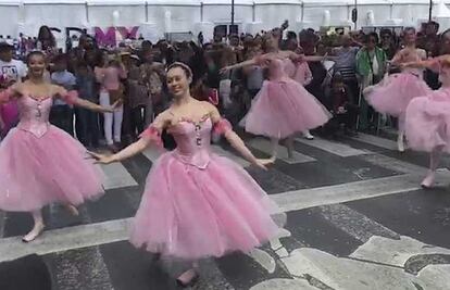 La danza clásica tomó los cruces peatonales