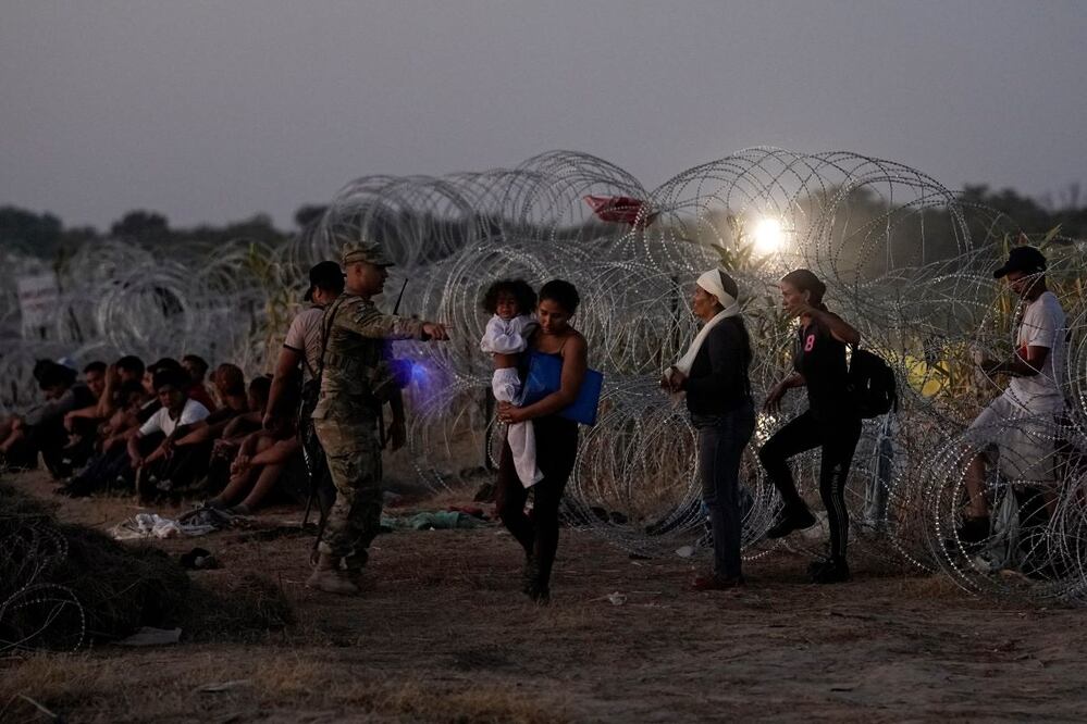 Migrantes que cruzaron el Río Bravo, hacia Estados Unidos, se forman para ser procesados por agentes de la Patrulla Fronteriza, en Eagle Pass, Texas. FOTO: ERIC GAY. AP