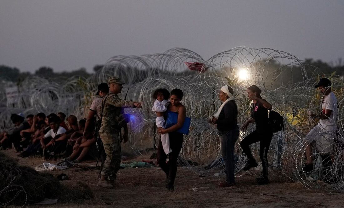 Migrantes que cruzaron el Río Bravo, hacia Estados Unidos, se forman para ser procesados por agentes de la Patrulla Fronteriza, en Eagle Pass, Texas. FOTO: ERIC GAY. AP