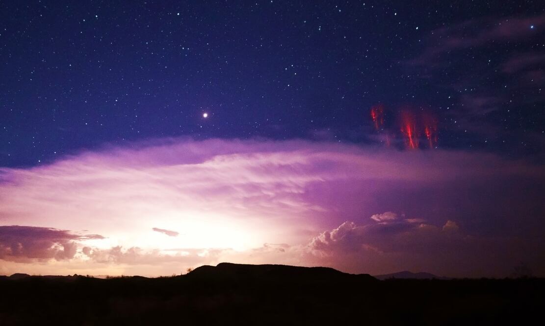 En Tabasco confundieron los espectros rojos con ovnis. Foto: iStock