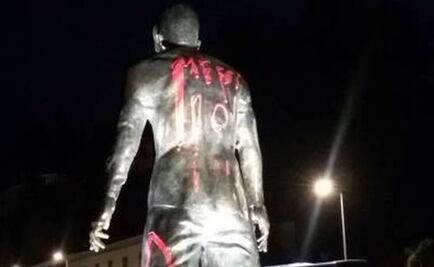 Pintan estatua de CR7 con el '10' de Messi