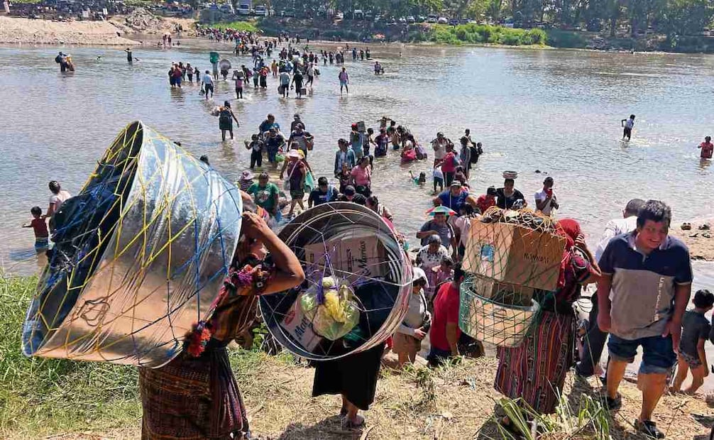 Tras cumplir con su manda, guatemaltecos aprovechan para cruzar el río Suchiate para comprar diversos artículos. Foto: María de Jesús Peters / EL UNIVERSAL