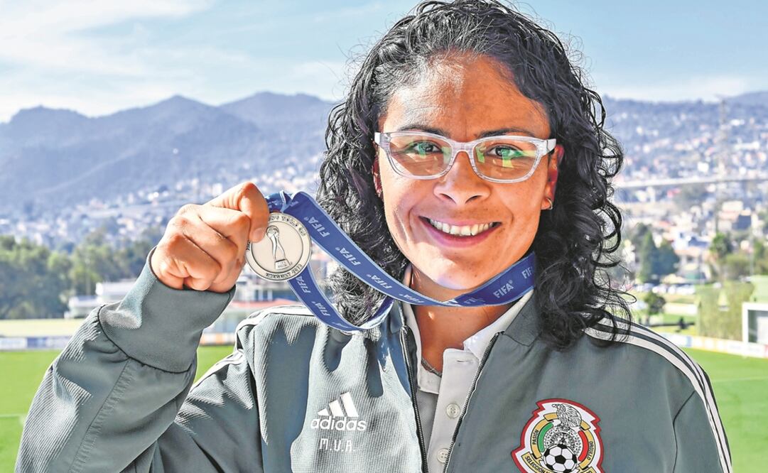 Con la medalla del Mundial de 2018. Foto: Especial