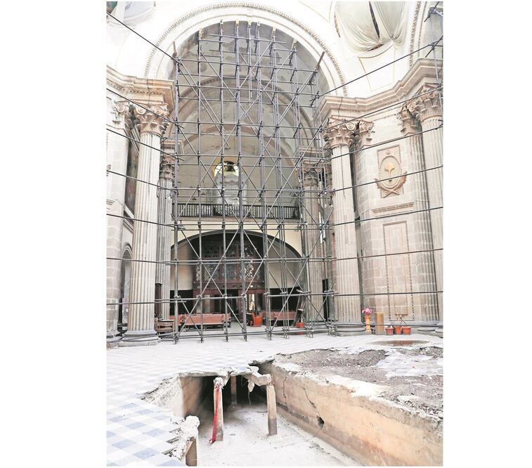 Interior de la iglesia de Nuestra Señora de los Ángeles; tras los sismos colocaron andamios bajo los arcos, pero su piso presenta evidentes daños. Foto: IVÁN STEPHENS. EL UNIVERSAL