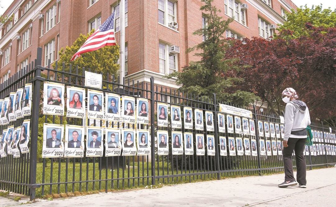 Fotos de estudiantes que se graduaron de la escuela James Madison, en Brooklyn, quienes tuvieron una ceremonia virtual. Foto: JUSTIN LANE. EFE