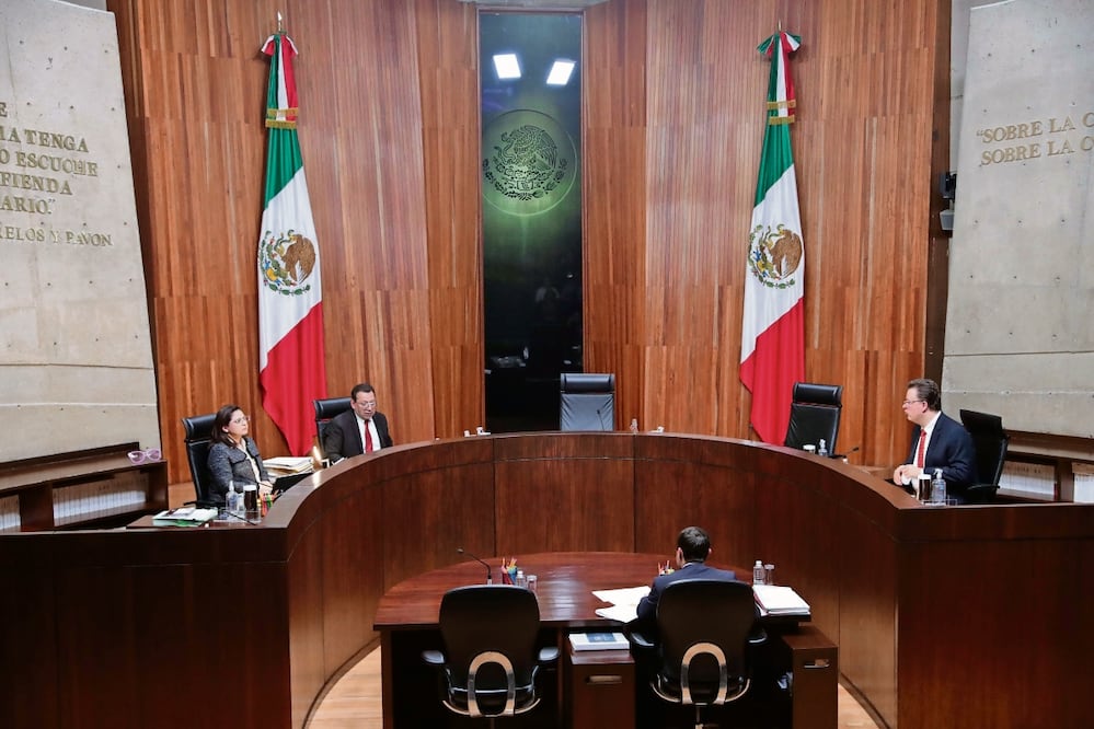 La sesión semanal de la Sala Superior del TEPJF se difirió desde el miércoles, hasta que se reanudó ayer a las 17:30 horas. Foto: Diego Simón Sánchez | El Universal