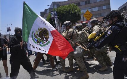 FOTOS: Bandera mexicana se convierte en símbolo de las protestas en Los Ángeles