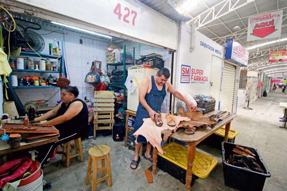 José Moreno y su esposa América, tienen un taller de huaraches en el mercado público José María Pino Suárez, en Villahermosa. Cada año elaboran las sandalias de los actores del viacrucis, pero este 2019 casi no tienen pedidos. Foto: LUMA LÓPEZ.