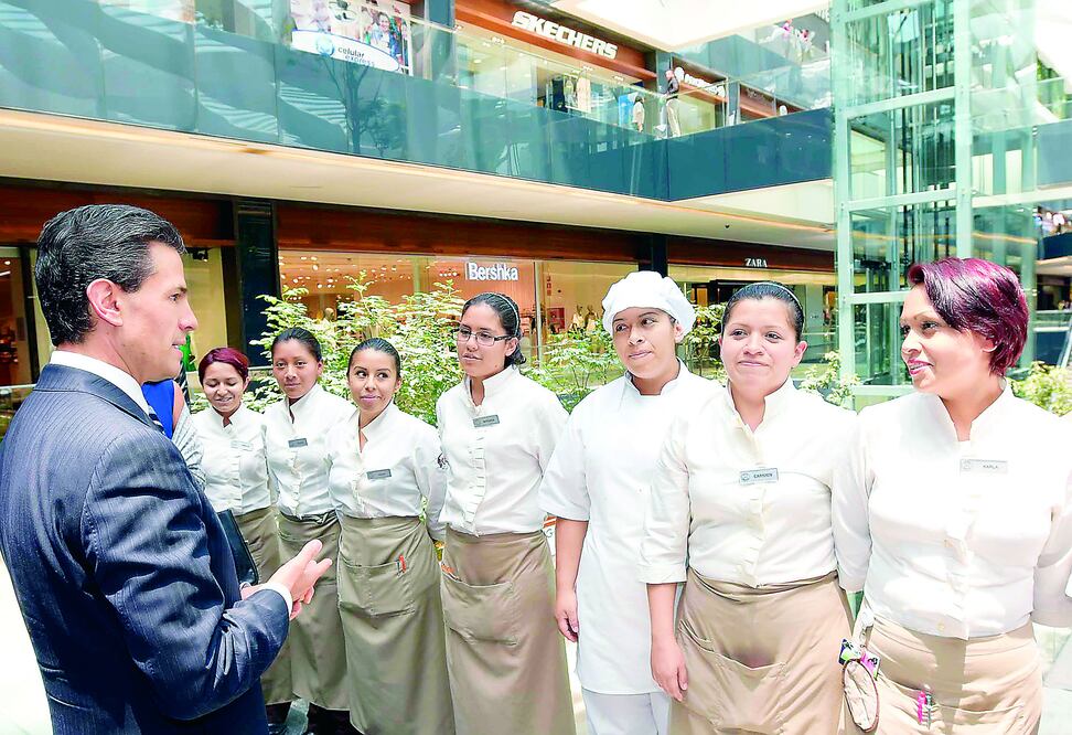 El presidente Enrique Peña Nieto dialoga con personal del centro comercial Toreo Parque Central, que ayer inauguró en el Estado de México (ESPECIAL)