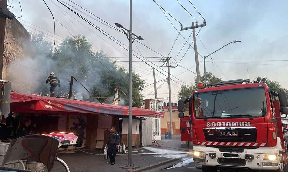 Bomberos en la colonia Morelos. FOTO: Especial/ EL UNIVERSAL/