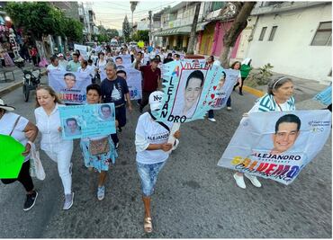 Marchan en Chilpancingo a 40 días de asesinato de Alejandro Arcos Catalán; "el gobierno miente, honremos memoria de nuestro presidente”