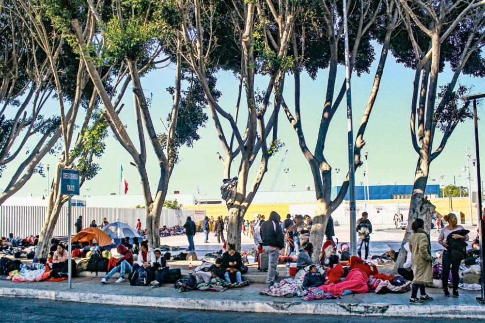 Migrantes en la garita de El Chaparral, en Tijuana. Cientos de mexicanos y centroamericanos han llegado en las últimas semanas a esta zona de la frontera con la idea de cruzar a Estados Unidos. (JOEBETH TERRIQUEZ. EL UNIVERSAL)