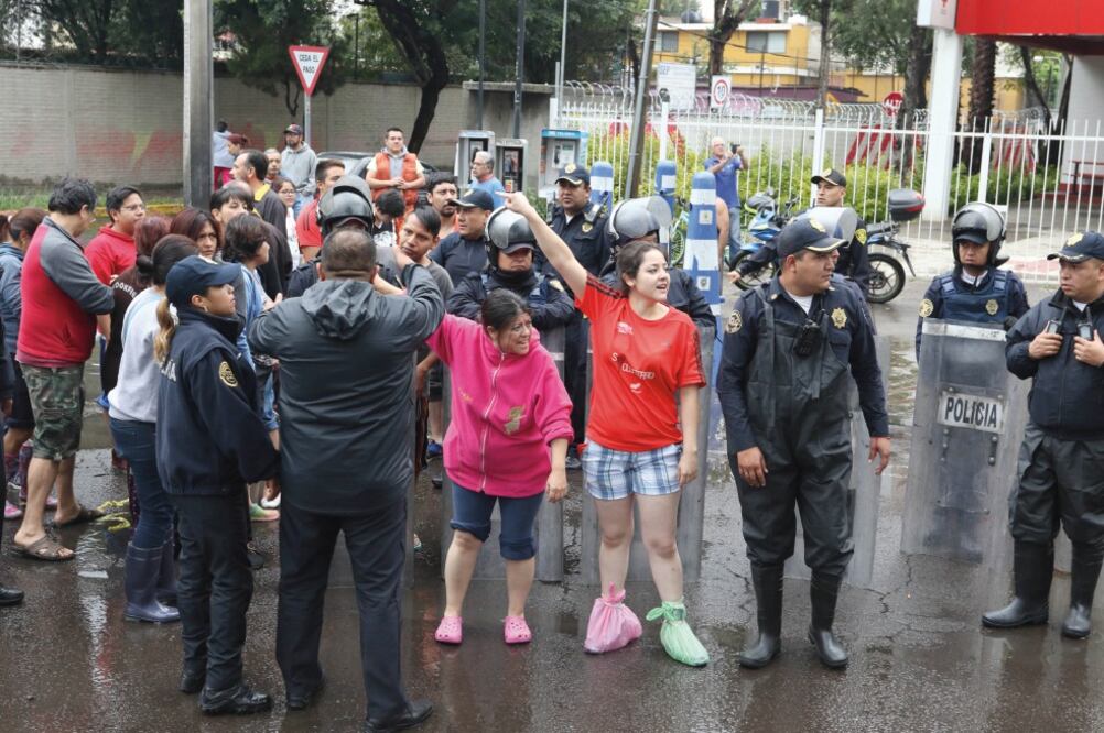 Vecinos de Cuemanco bloquearon el Periférico Oriente para exigir a las autoridades que desazolvaran el agua de las unidades habitacionales. (SAÚL LÓPEZ. CUARTOSCURO)