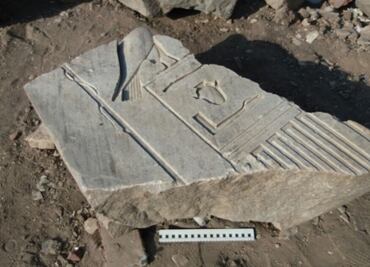 Descubren partes de una estatua faraónica