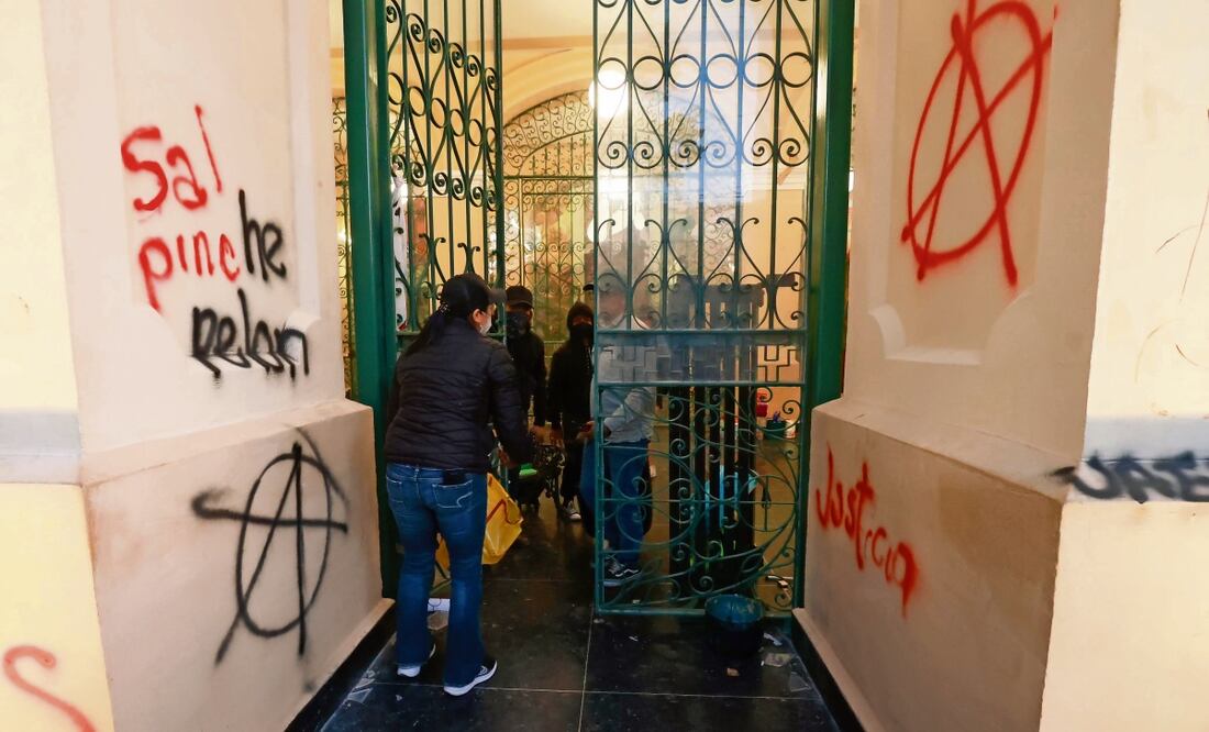 Alrededor de las 18:00 horas de ayer fue tomada la Rectoría de la UAEMéx por estudiantes. Foto: Alejandro Vargas / EL UNIVERSAL