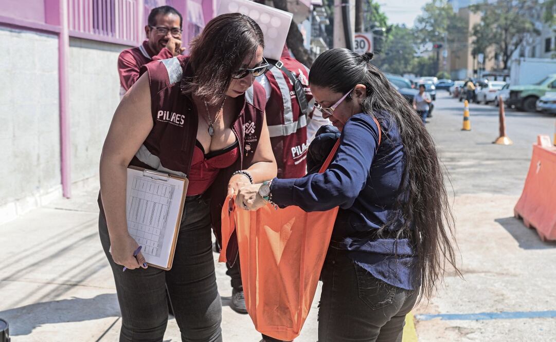 Los asistentes fueron inspeccionados antes de entrar, algo no visto en eventos públicos de la mandataria. Foto: Gabriel Pano / EL UNIVERSAL