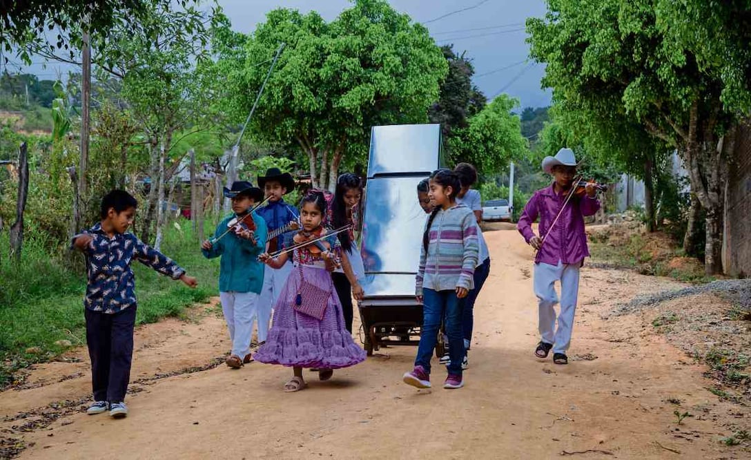 En la cinta, protagonizada por niños de la región, el aparato eléctrico es la puerta a los deseos de la gente. Foto: Mandarina Cine
