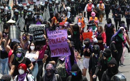 Tras intento de marchar al Zócalo, mujeres regresan al Monumento a la Revolución