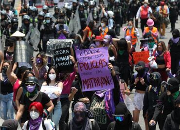 Tras intento de marchar al Zócalo, mujeres regresan al Monumento a la Revolución