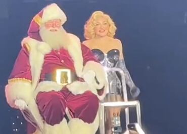 ¡Madonna pone en aprietos a Santa Claus!: no soporta baile y se cae en pleno concierto