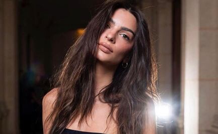 Emily Ratajkowski enciende Instagram con vestido transparente 