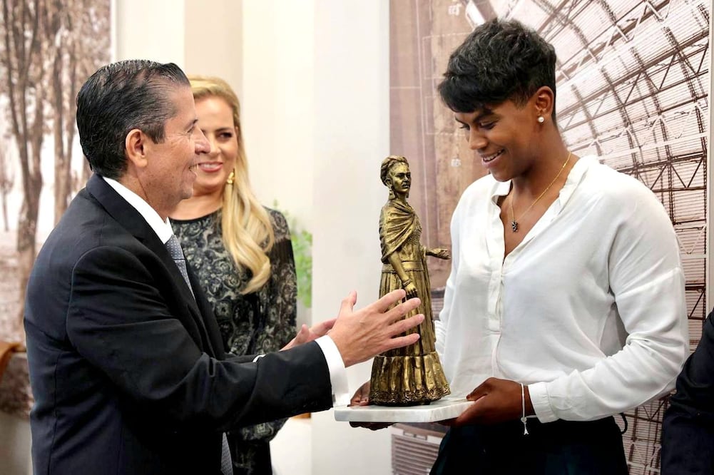 El alcalde de Coyoacán,  Giovani Gutiérrez. entregó un reconocimiento a Prisca Awiti Alcaraz, medallista olímpica de París 2024. (Foto: especial)