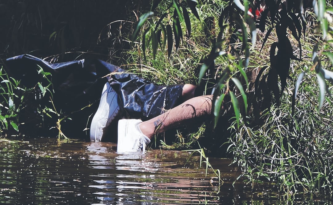 El hombre de unos 30 años, que vestía sudadera, pantalón corto y tenis blancos, emergía del canal y ya presentaba rigidez cadavérica. Foto: Valente Rosas/ EL UNIVERSAL