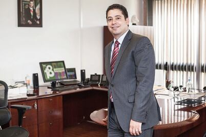 Aduanas revoca amparos y frena ingreso de autos