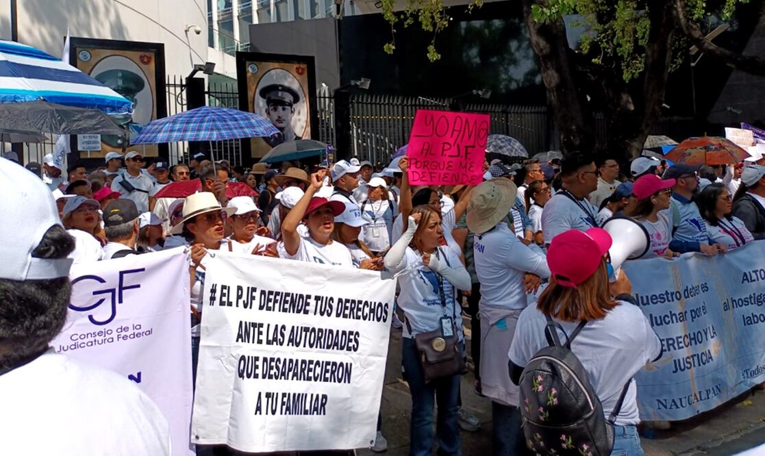 Trabajadores del Poder Judicial se manifiestan contra la extinción de 13 de 14 fideicomisos a las afueras del Senado. Foto Manuel Espino