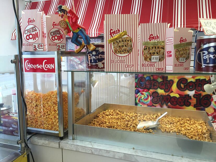 La mercadotecnia que ofrece variados sabores salados y dulces, además de la iluminación y el olor, hace de éste un producto irresistible. Tomada de wikimedia.