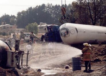 Muere chofer tras volcar pipas en Ciudad Victoria