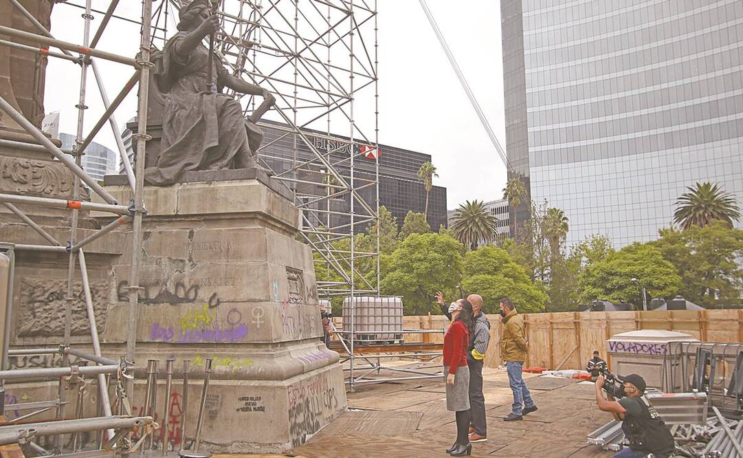 La jefa de Gobierno, Claudia Sheinbaum, acompañó al titular de la Sobse, Jesús Esteva, a verificar los avances de obra en la Columna de la Independencia, la cual lleva casi un año intervenida. Foto: CARLOS MEJÍA. EL UNIVERSAL