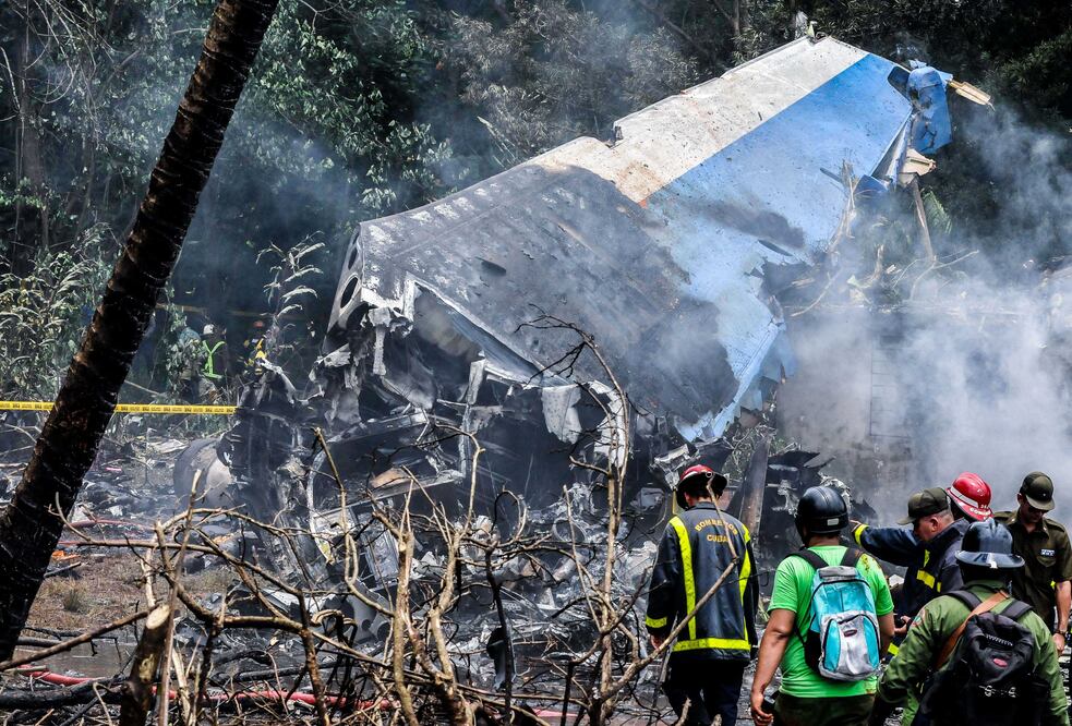 Esta fotografía, tomada el 18 de mayo pasado, muestra a rescatistas trabajando en el sitio donde se estrelló un avión alquilado por Cubana de Aviación, en La Habana, Cuba (Foto: Xinhua)